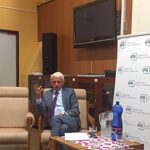 Mikuláš Dzurinda počas diskusie so študentami