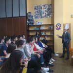 Mikuláš Dzurinda počas diskusie so študentami