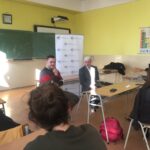Mikuláš Dzurinda počas diskusie so študentami