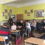 Študenti gymnázia počas diskusie